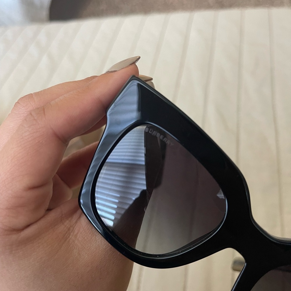 Gently used burberry sunglasses used a couple times! Great condition - Picture 2 of 5